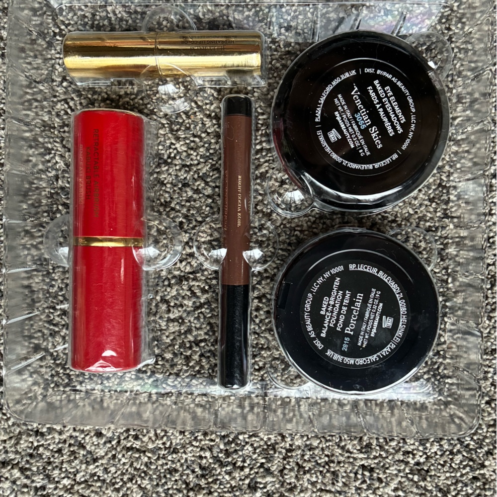New in Box Laura Geller Festive Favorites 5 Piece Makeup Collection, Porcelain - Picture 2 of 8